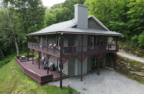 Maggie Valley Cabin | Family & Pet Friendly, Amazing Mtn Views & Sunrises- 4WD/AWD REQUIRED