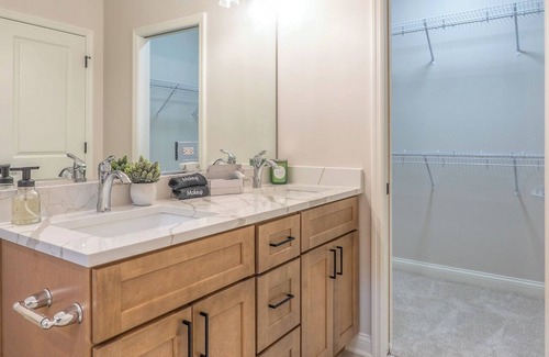 Minooka House | Family & Pet friendly 3-bedroom home with King sized beds, 2 bathrooms & Patio