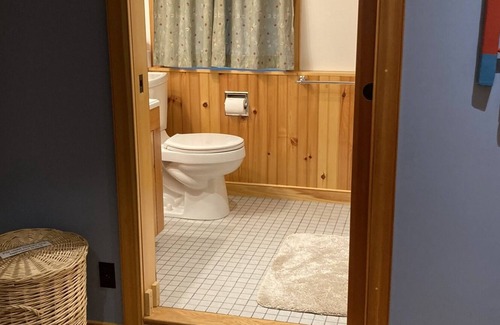 Bristol Apartment | Family/Pet Friendly Apartment, 5 minute walk to Muscongus Cove