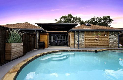 Richardson House | Family Platinum Escape with Heated Pool and Gameroom