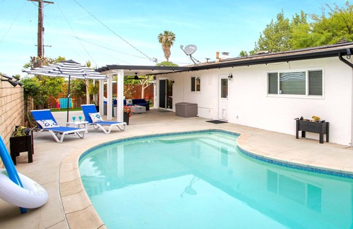 Estates at Canyon Crest House | FAMILY POOL HOME/3-BDR/KING BED/Sleeps 10/Game Room/Arcade/near UCR