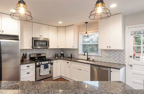 Durham House | Family Retreat - 3-bedroom house with NEW Pool, WiFi and AC in North Durham