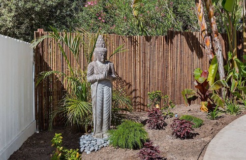 Summerland Condo | Family Retreat with Private Patio & Lush Gardens