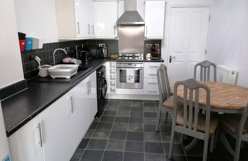Grimsby House | family sized bedrooms, comfy beds, close to the beach
