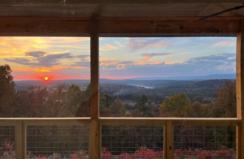 Clarksville Cabin | Family-sized cabin with a breathtaking view and firepit!