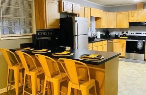 Dothan House | Family-sized house with plenty of space with game room & covered patio