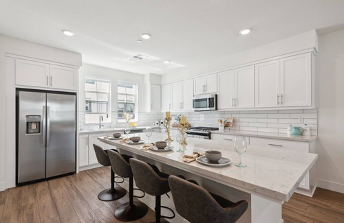 Newark House | Family Sized Townhome! 2109 Sq Ft & 4 Bedrooms! Pool & Spa Access !