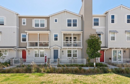Newark House | Family Sized Townhome! 2109 Sq Ft & 4 Bedrooms! Pool & Spa Access !