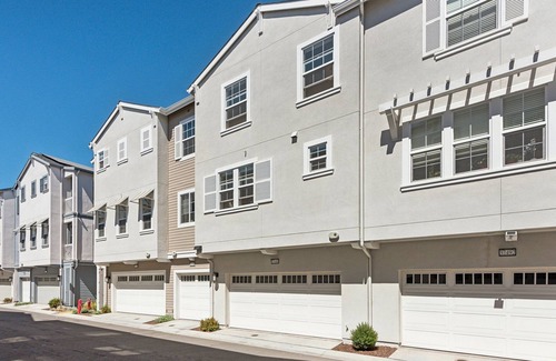 Newark House | Family Sized Townhome! 2109 Sq Ft & 4 Bedrooms! Pool & Spa Access !