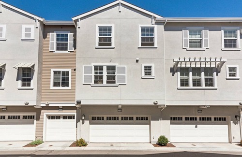 Newark House | Family Sized Townhome! 2109 Sq Ft & 4 Bedrooms! Pool & Spa Access !