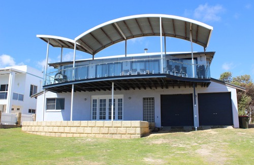 Lancelin House | Family Tides- only a stone’s throw to the Lancelin Beach Hotel,