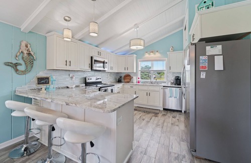 Long Beach Cottage | Family Time! 2nd Street from Beach Home - Newly Renovated & So Cute - Sleeps 6