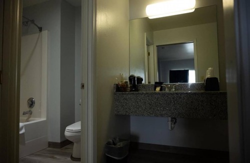 Dillon House | Family Vacation! Breakfast, Free Parking! Near Clark's Lookout State Park