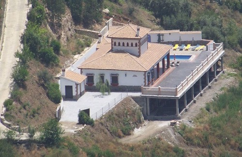 Sayalonga Villa | Family Villa with Garden