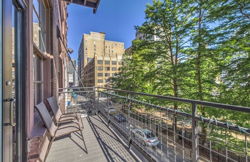 Downtown West Apartment | Fanatics Favorite! View Games on Theater Screen TV