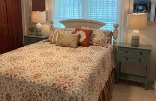 Traverse City Cabin | Fancy's Trailside Cabin -- One Block from East Bay!