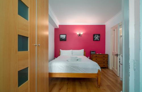 Newington Apartment | Fantastic 1 bedroom apartment with private patio