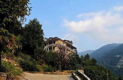 Kumharsain House | Fantastic 1-bedroom in Authentic Luxurious Himachali Homestay Near Narkanda