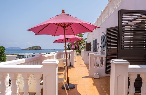 Es Canar Apartment | Fantastic Apartment by the Sea with Air Conditioning, Wi-Fi, Pool & Terrace
