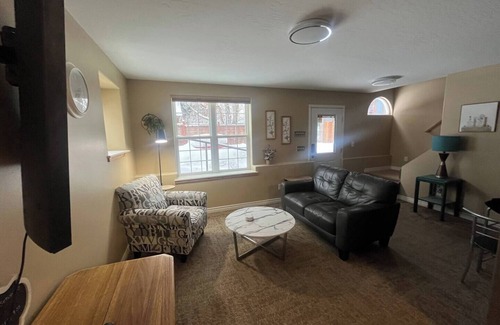 Riverfront House | Fantastic Basement Bungalow close to downtown - Riverfront Neighborhood
