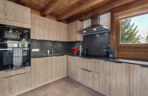 Les Menuires Ski Chalet | Fantastic Chalet with sauna, 120m From piste in the Three Valleys, Sleeps 12-14