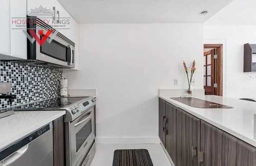 Edgewater Apartment | Fantastic New 3bed 2 Bath with Bay and city views!