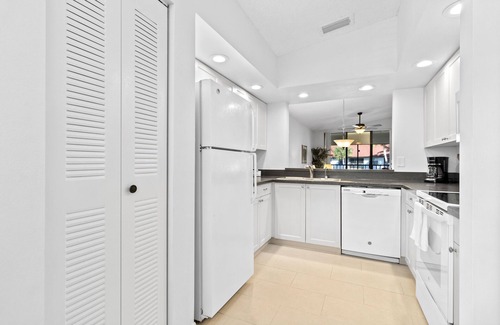Trailer Estates Condo | Fantastic Shorewalk Vacation 2 bed/2 bath condo/Lake view/close to IMG, beaches