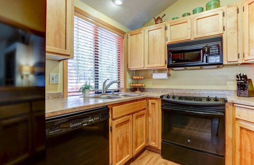 Deer Park House | Fantastic Sunriver Location, SHARC Passes, Huge Deck w/Hot Tub, Trail Access, Fireplace, Bikes