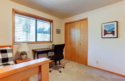 Deer Park House | Fantastic Sunriver Location, SHARC Passes, Huge Deck w/Hot Tub, Trail Access, Fireplace, Bikes