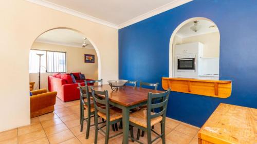 Bongaree House | Fantastic Views from this top floor unit!