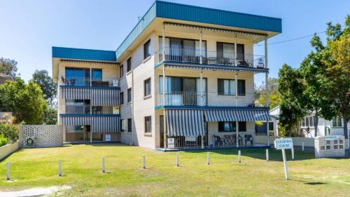 Bongaree House | Fantastic Views from this top floor unit!