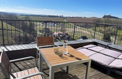 Bad Griesbach im Rottal Apartment | Far-reaching views and pool - ideal for golf and wellness
