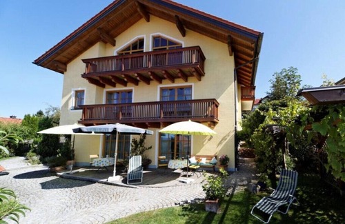 Hartmannsreut Apartment | Far-reaching views & well-being Roof terrace with mountain panorama, exposed roof truss & pure nature