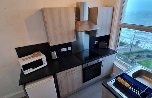 Bridlington Old Town Apartment | Farina No5, Sea view studio sleeping 2 guests