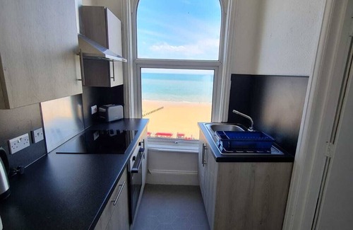 Bridlington Old Town Apartment | Farina No5, Sea view studio sleeping 2 guests
