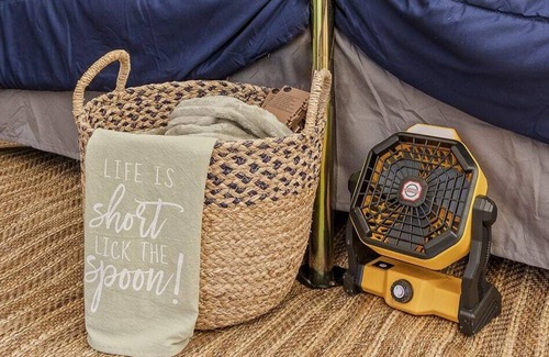Lookout Valley Neighborhood Association RV Rental | Farm Glamp, Outdoor Shower, Pool! 15min to Chatt!