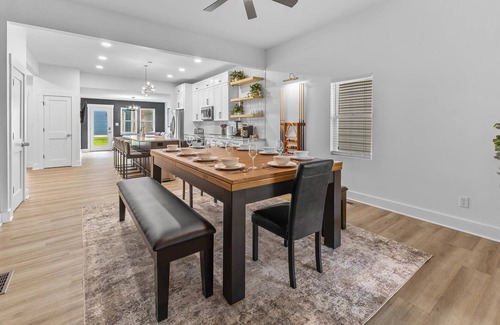 Indianapolis House | Farm House DT Indy w/Pool Table