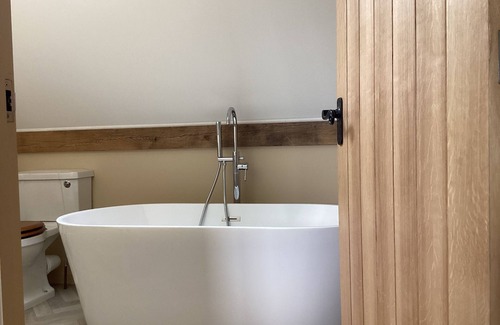Tenbury Wells Cabin | Farm stay, dark skies, stars, stunning countryside and miles of walks.