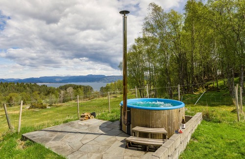 Lindas House | Farm vacation by the fjord near Bergen
