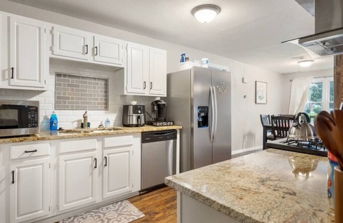 Tulsa House | Farmhouse on 1 Acre | Big Driveway | DT 5 miles