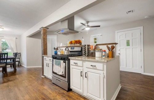 Tulsa House | Farmhouse on 1 Acre | Big Driveway | DT 5 miles