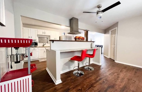 Tulsa House | Farmhouse on 1 Acre | Big Driveway | DT 5 miles