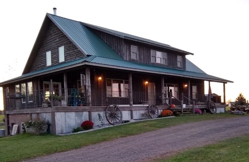Barron Bed & Breakfast | Farmhouse on Sweeny Creek