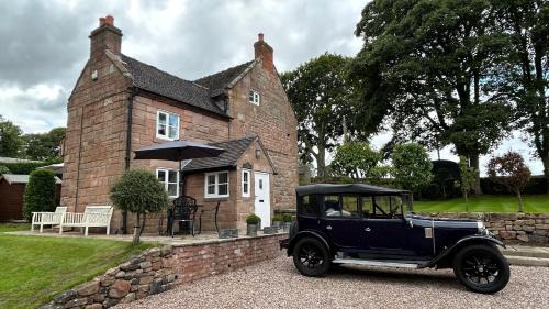 Cauldon Low House | Farmhouse - Sleeps 6 - Pet friendly - Garden