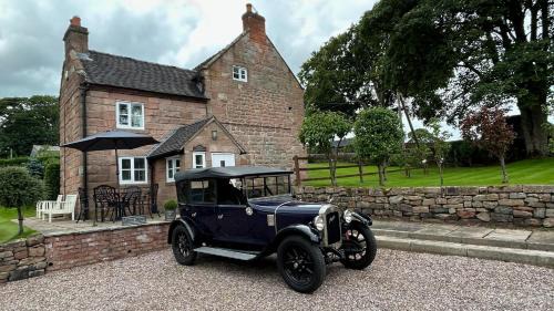 Cauldon Low House | Farmhouse - Sleeps 6 - Pet friendly - Garden