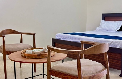 Gurugram Other | Farmhouse with 5 bedrooms and fitness room, WiFi in welcoming Gurugram private
