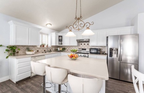 Farmington House | Farmington Gem 6BR Hot/Cold Tub Sleeps 15