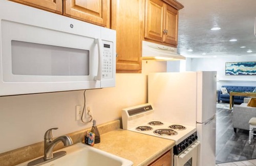 Farmington House | Farmington Gem 6BR Private Fenced Yard Sleeps 15