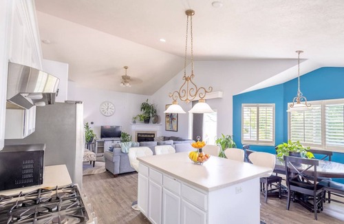 Farmington House | Farmington Gem 6BR Private Fenced Yard Sleeps 15