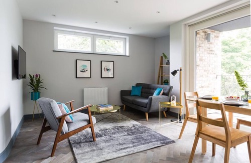 Rushmoor District Apartment | Farnborough 2 Bedroom | Relaxing Stay, Just Mins from Farnborough International